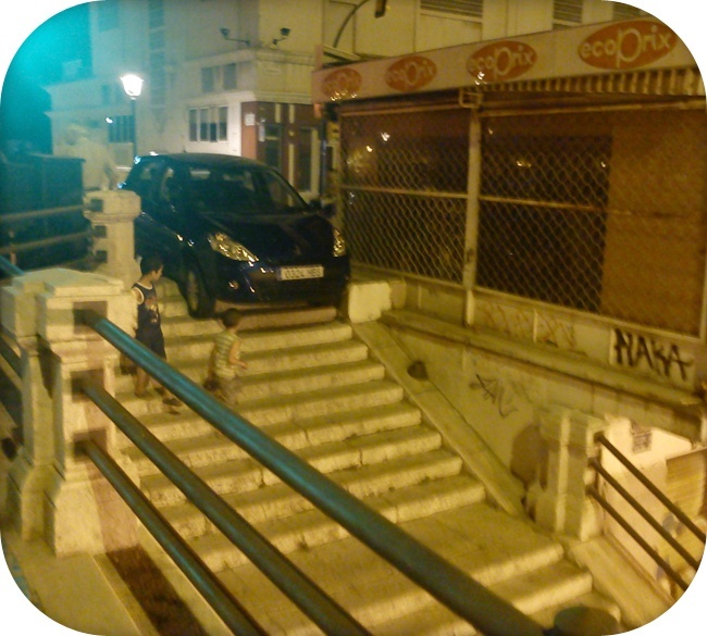 voiture garée dans un escalier malaga