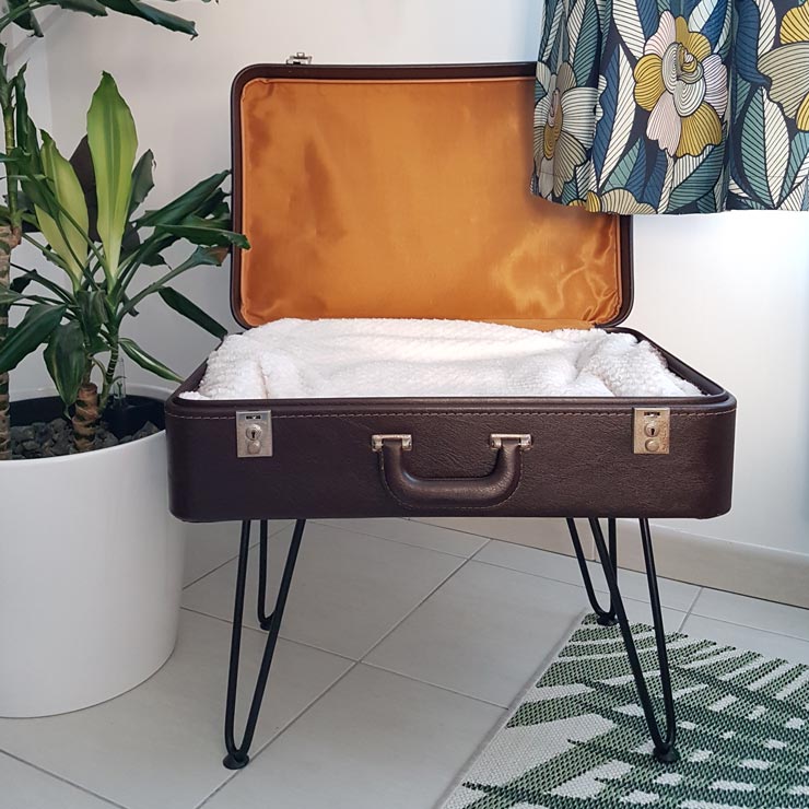 valise vintage transformée en pouf tabouret